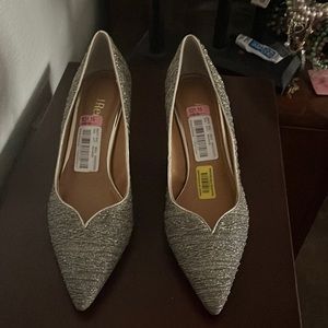 Brand new pair of ladies dress shoes. Never worn.